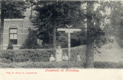 13456 Gezicht in Nootweg/hoek Nieuw-Loosdrechtsedijk te Nieuw-Loosdrecht (gemeente Loosdrecht) uit het westen; met ...